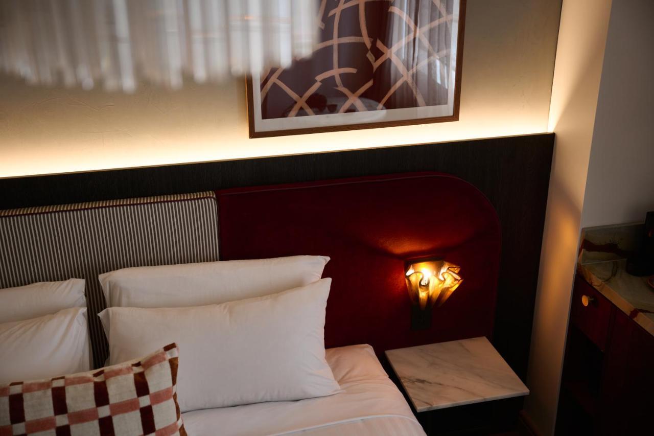 Morris Sydney, Handwritten Collection 4* Sydney
