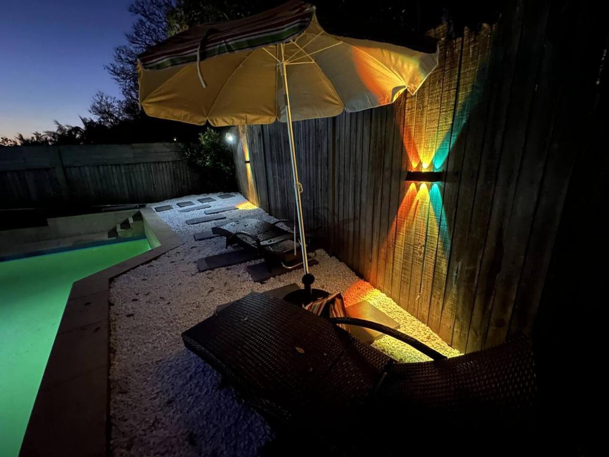 Holiday home Heated Toilet Seat - Air Conditioning- Hot Tub - Dryer - Electrical Bbq Grill - Pool - Arcade Games At Golden Swan House Sydney