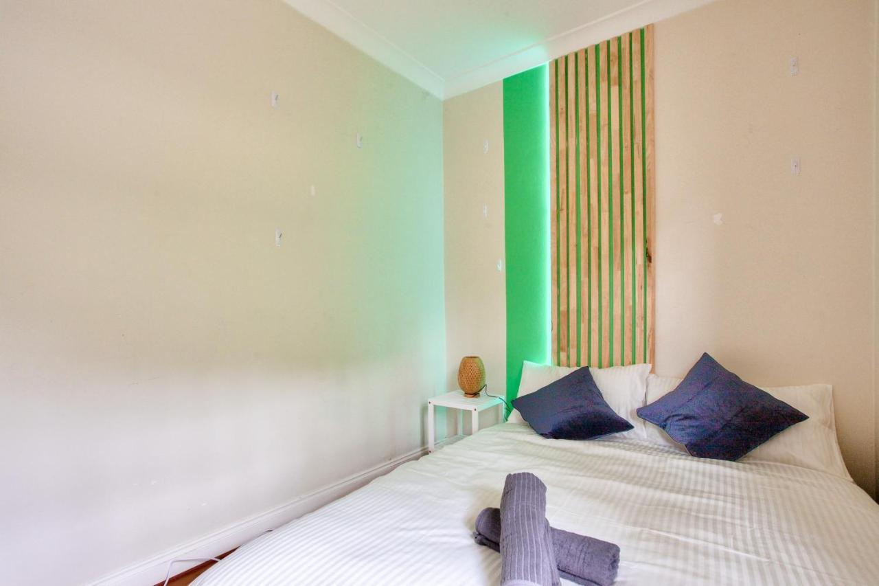 2 Bedroom Newtown Near To Shops 2 *