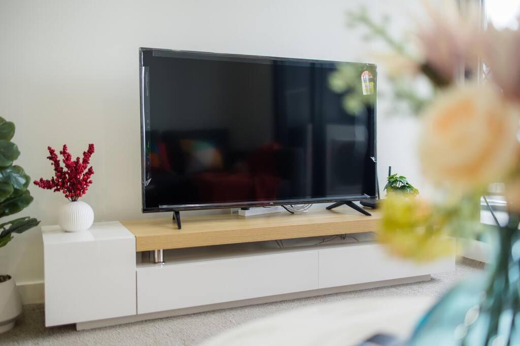 Sky-city 3 Min To Train & Shopping& Everything Apartment