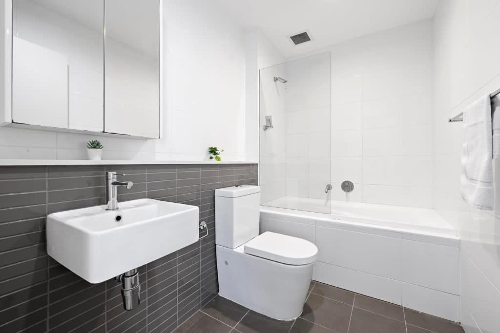 New 3br In Kingsgrove Sleeps 7 *