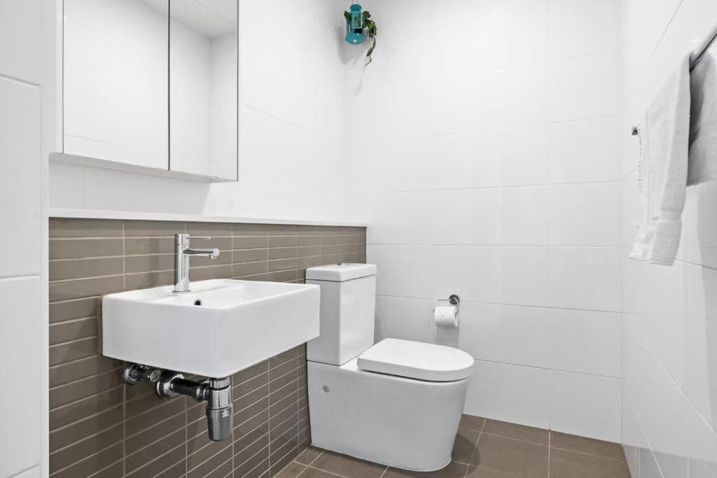 New 3br In Kingsgrove Sleeps 7 Apartment *