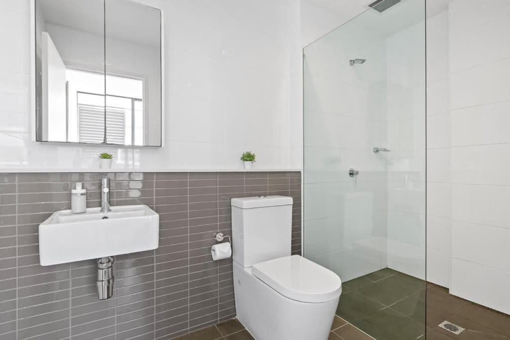 New 3br In Kingsgrove Sleeps 7 Sydney