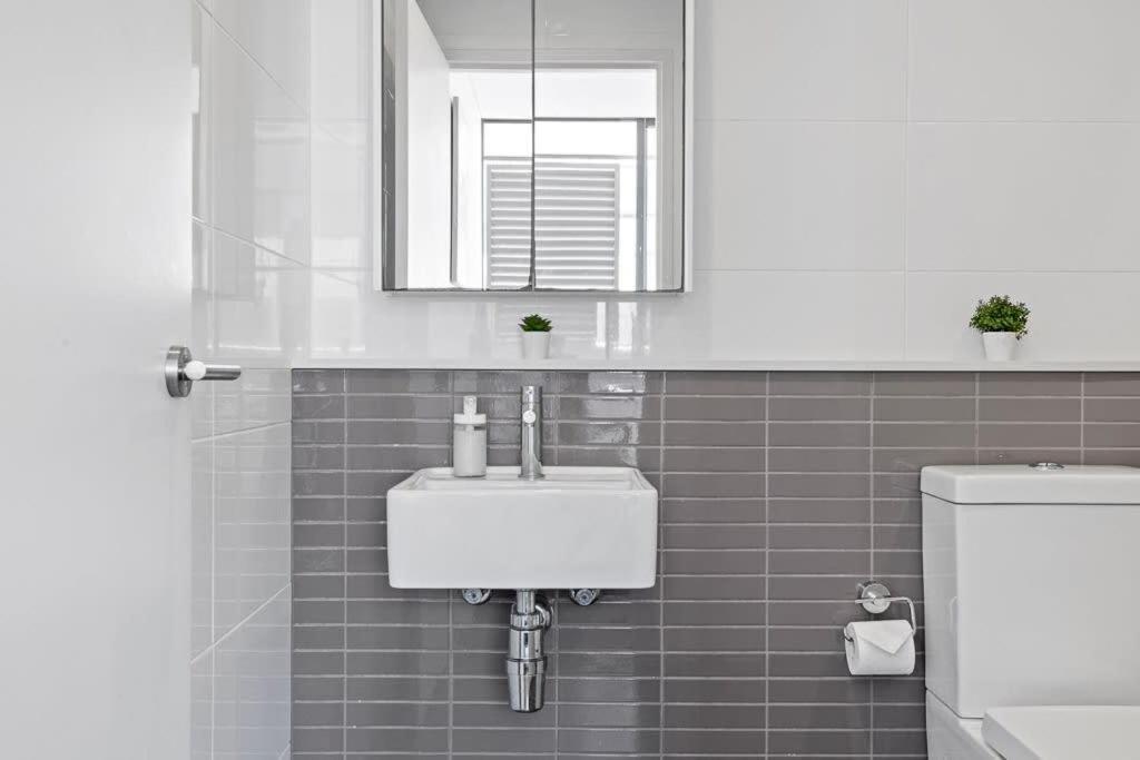 Apartment New 3br In Kingsgrove Sleeps 7