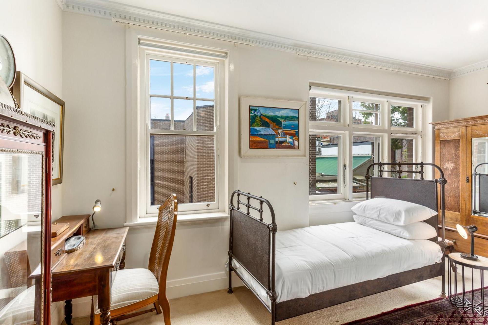 Eclectic Art Deco In Great Location Sydney