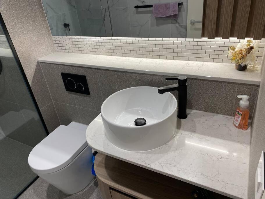 Cozy 2 Bedroom In Wentworth Point W Parking Apartment Sydney