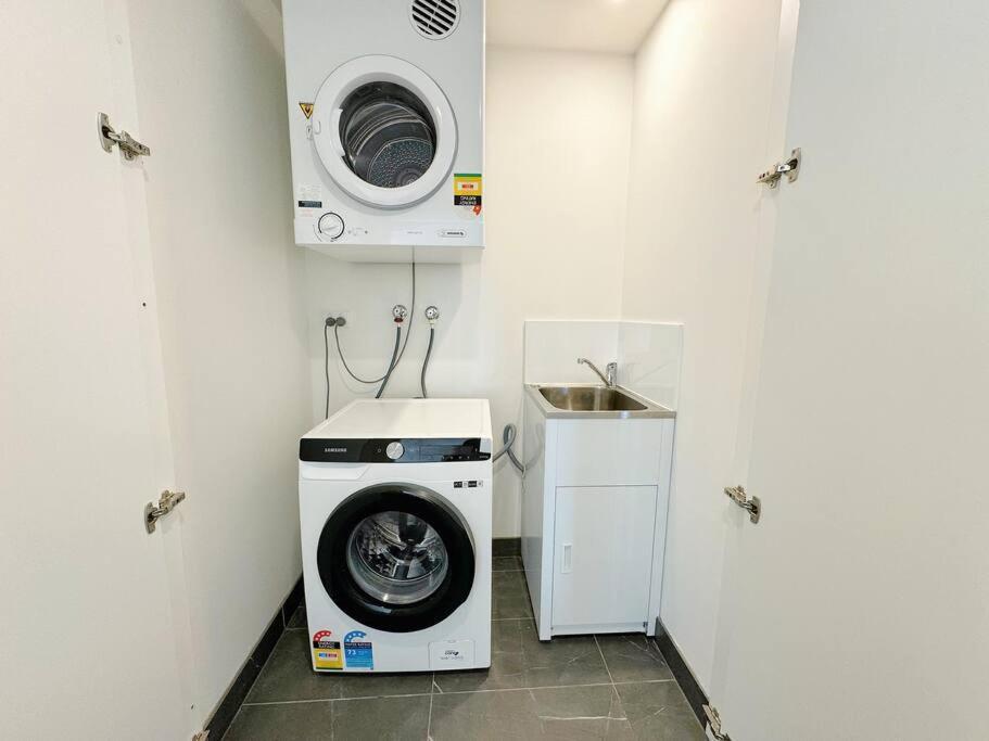 Modern 2brs@ Close2 Olympic Park Apartment Sydney