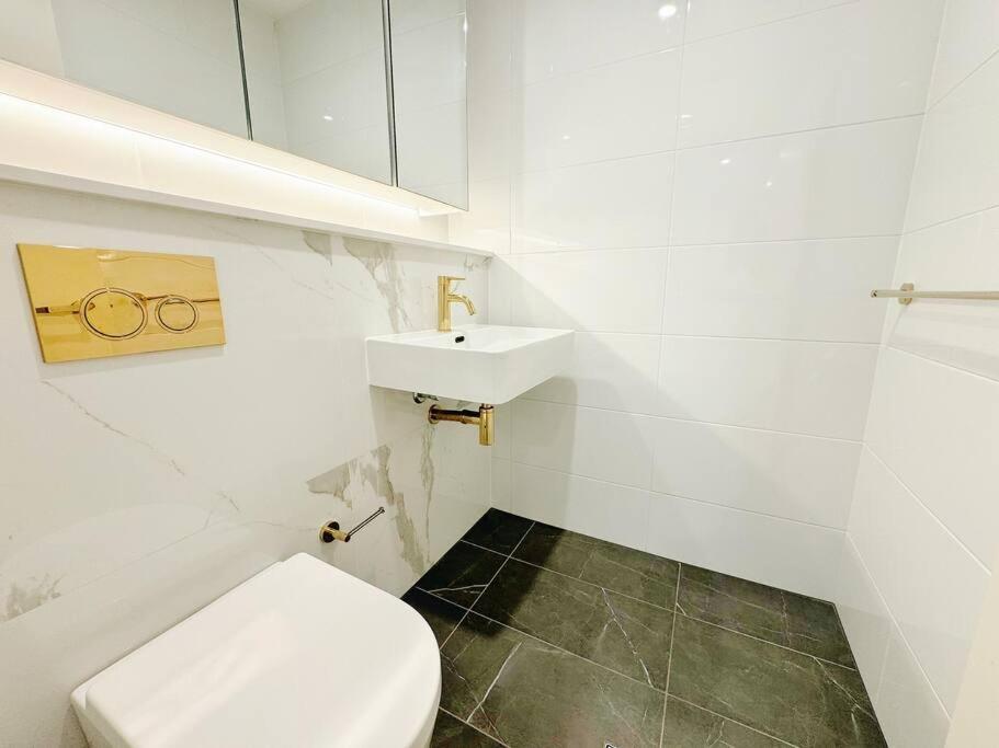Modern 2brs@ Close2 Olympic Park Apartment