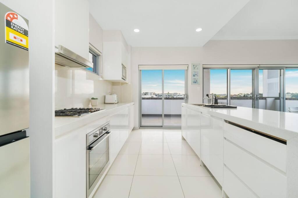 Spacious 3 Bed Near Airport With Parking Apartment