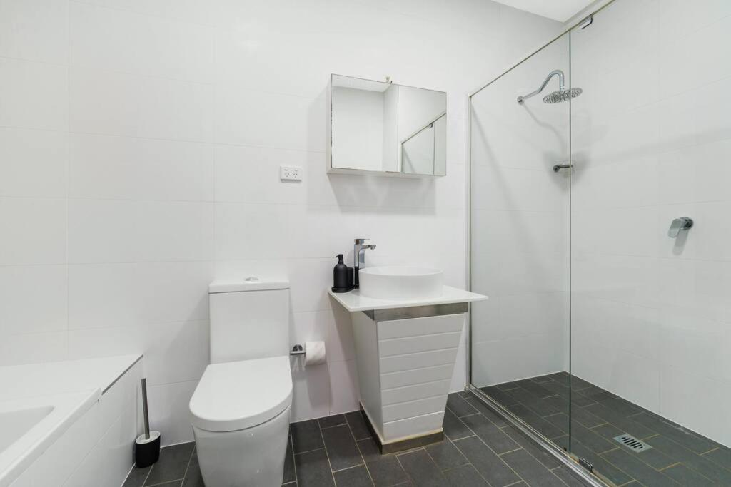 Apartment Spacious 3 Bed Near Airport With Parking Sydney