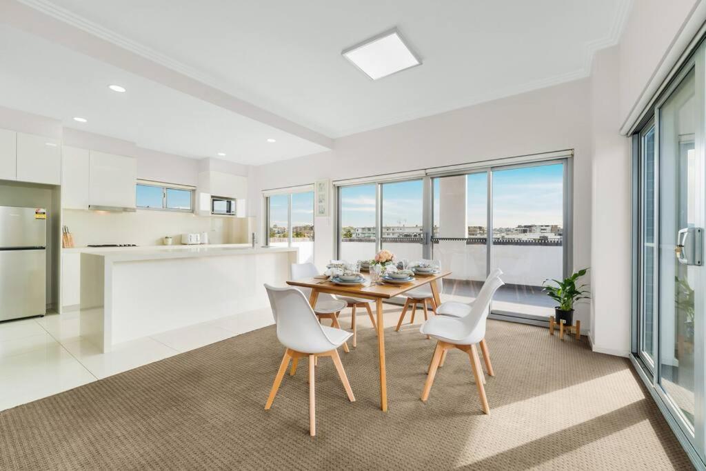 Spacious 3 Bed Near Airport With Parking Apartment