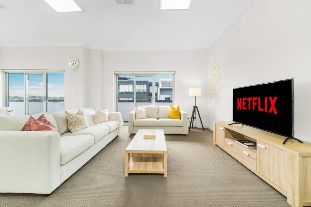 Spacious 3 Bed Near Airport With Parking * Sydney