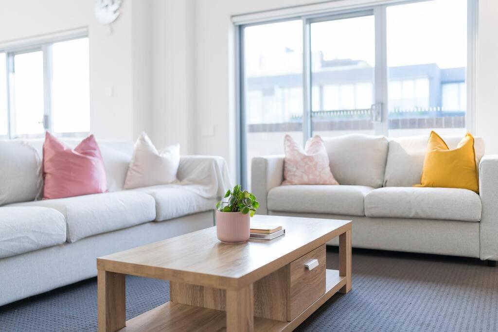 Spacious 3 Bed Near Airport With Parking Apartment *