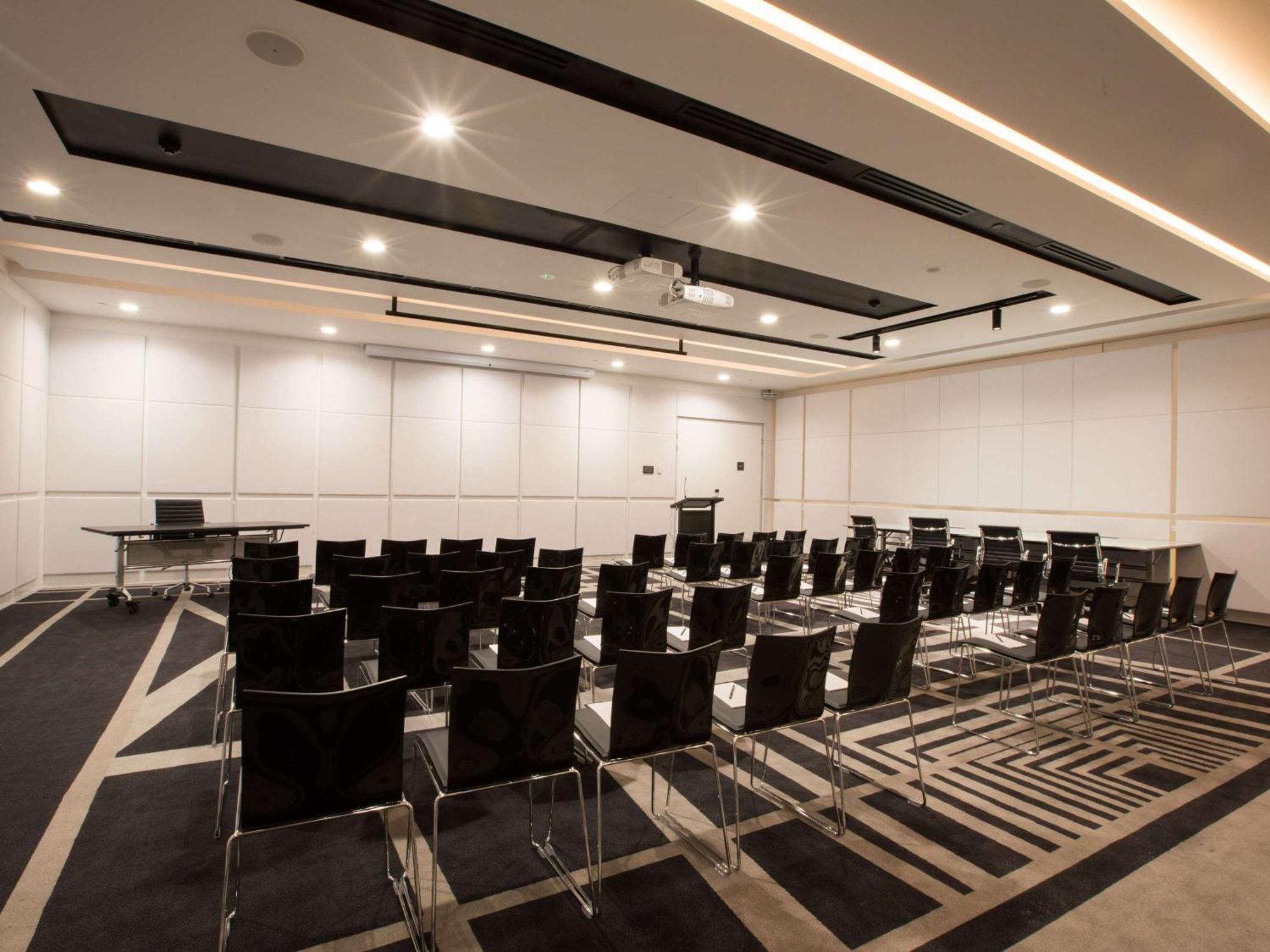 Pullman Airport Hotel 5*