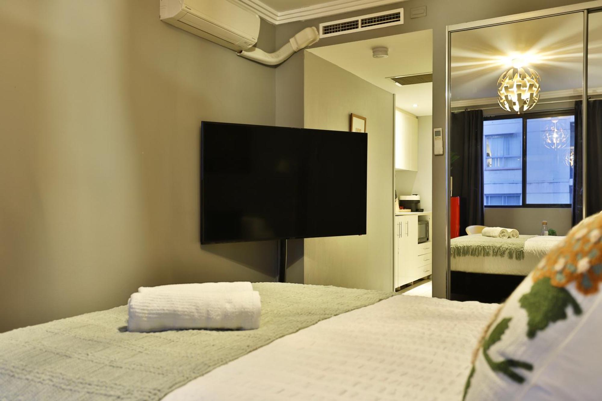 Vintage Charm Oasis - Cbd Living With Parking Apartment Sydney