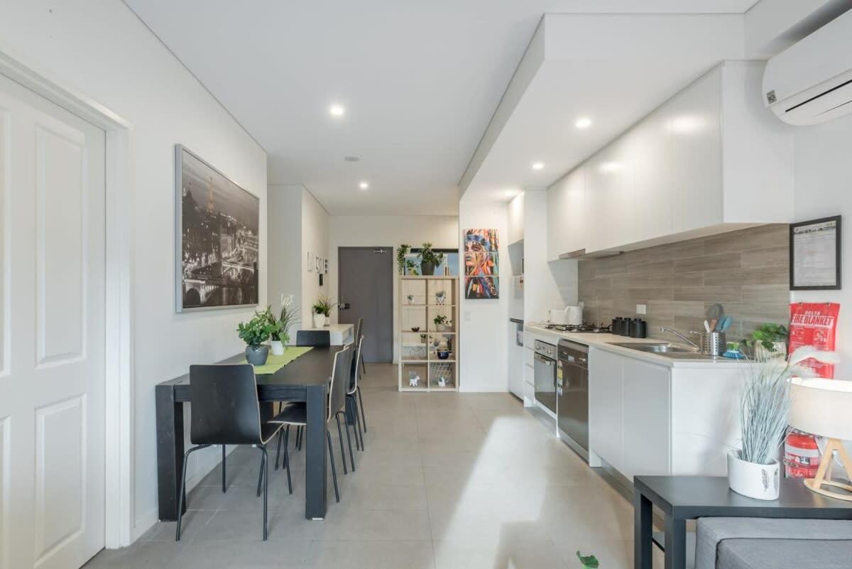 King Bed Study Homebush Sleeps 5 * Sydney