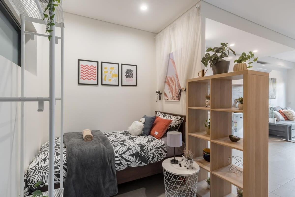 Apartment King Bed Study Homebush Sleeps 5