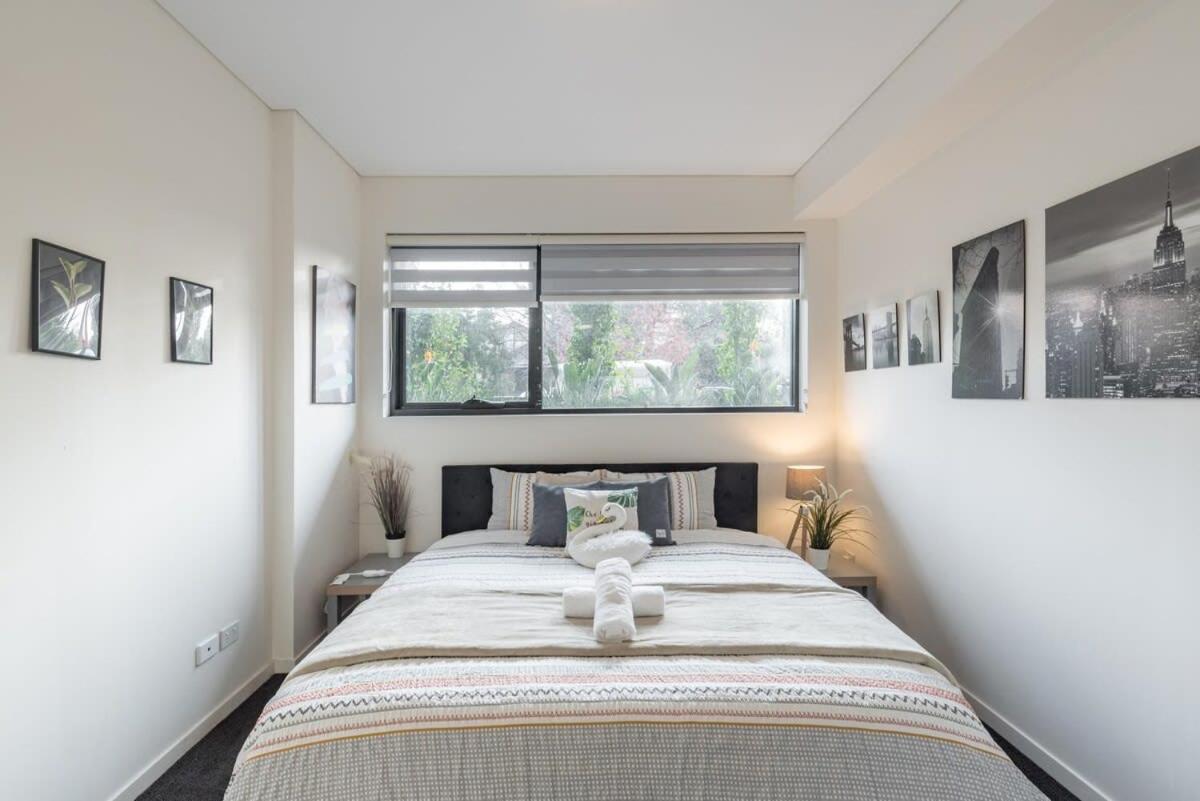 King Bed Study Homebush Sleeps 5 Sydney
