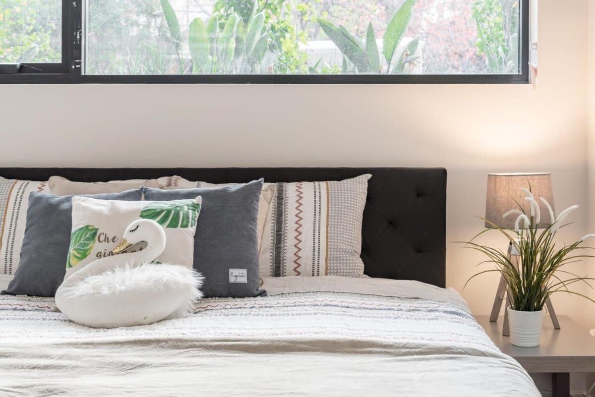 King Bed Study Homebush Sleeps 5 Apartment