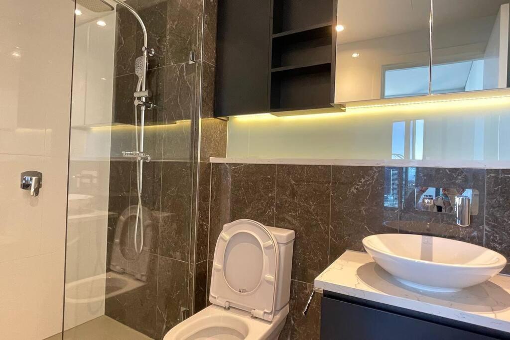 Luxious Startling Waterview Highrise Apartment Sydney