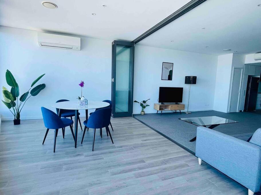 Luxious Startling Waterview Highrise Apartment