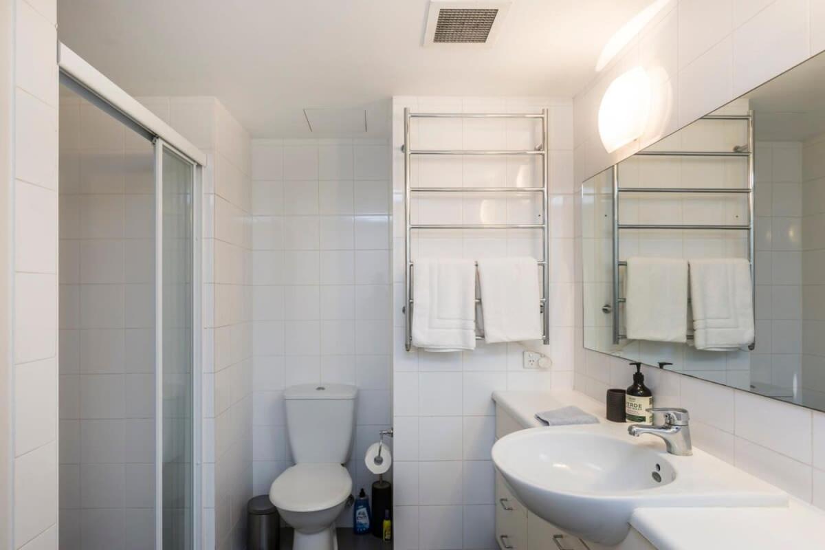 1 Bedroom With Parking Pool And Gym Sydney