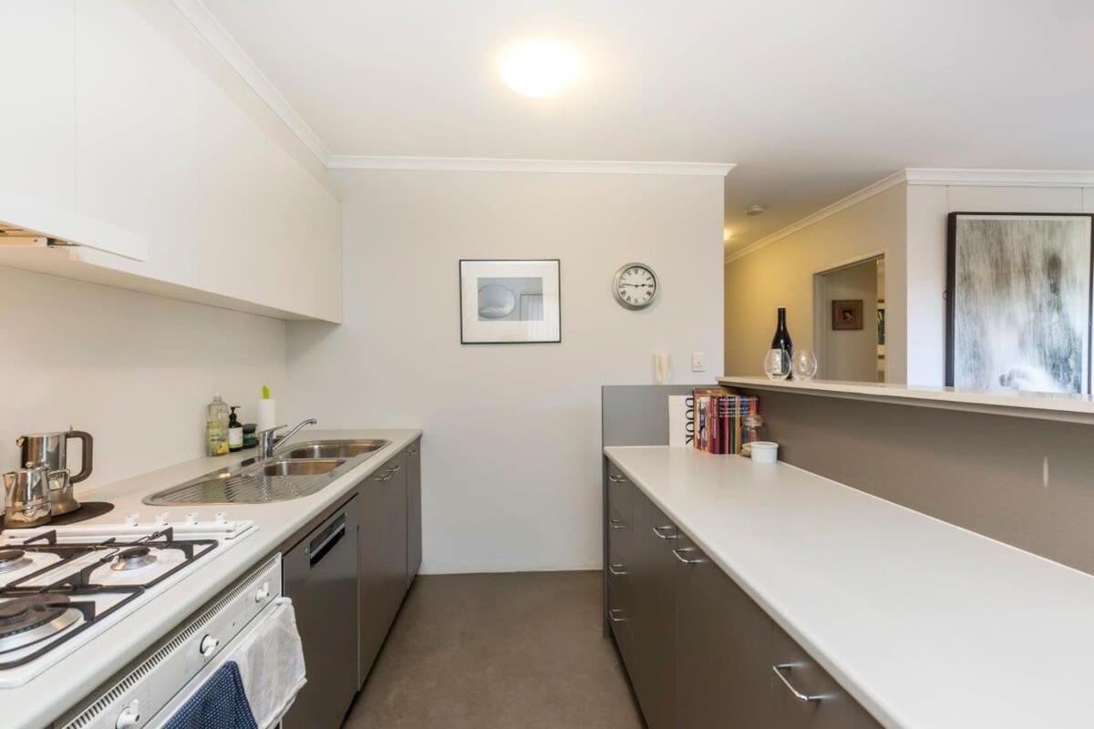 1 Bedroom With Parking Pool And Gym Apartment *