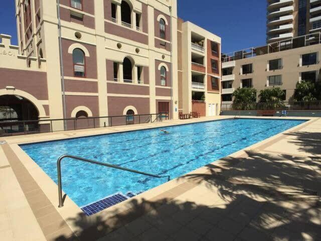 Apartment 1 Bedroom With Parking Pool And Gym Sydney