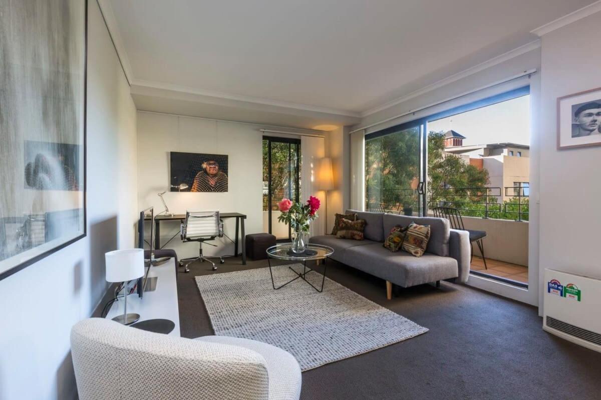 1 Bedroom With Parking Pool And Gym Sydney