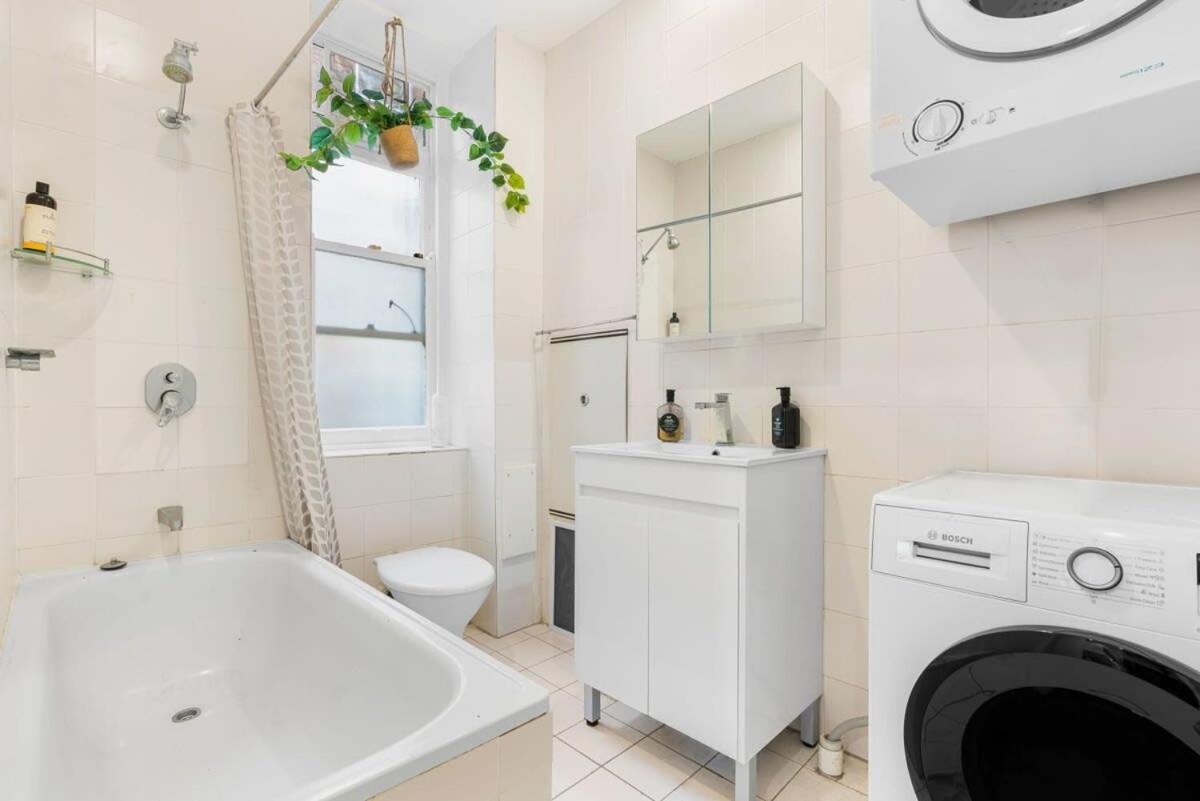 Spacious Boutique In Beautiful Art Deco Block Apartment Sydney