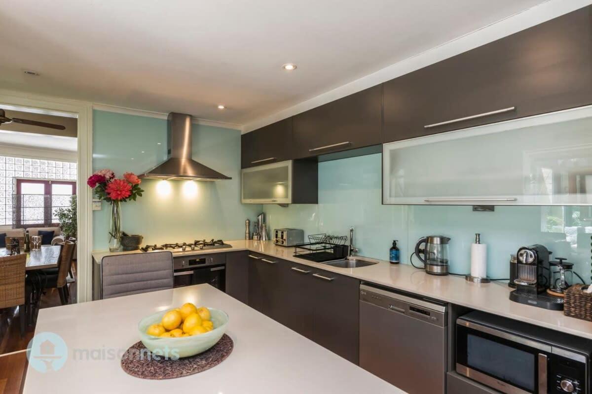 3 Bedroom House With Large Courtyard & City Views *