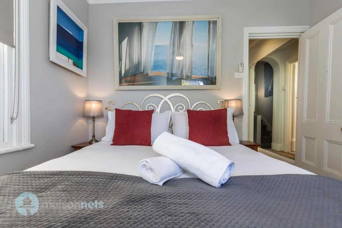 Holiday home 3 Bedroom House With Large Courtyard & City Views Sydney