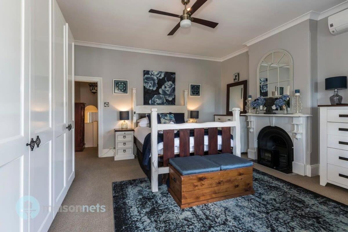 3 Bedroom House With Large Courtyard & City Views Holiday home *