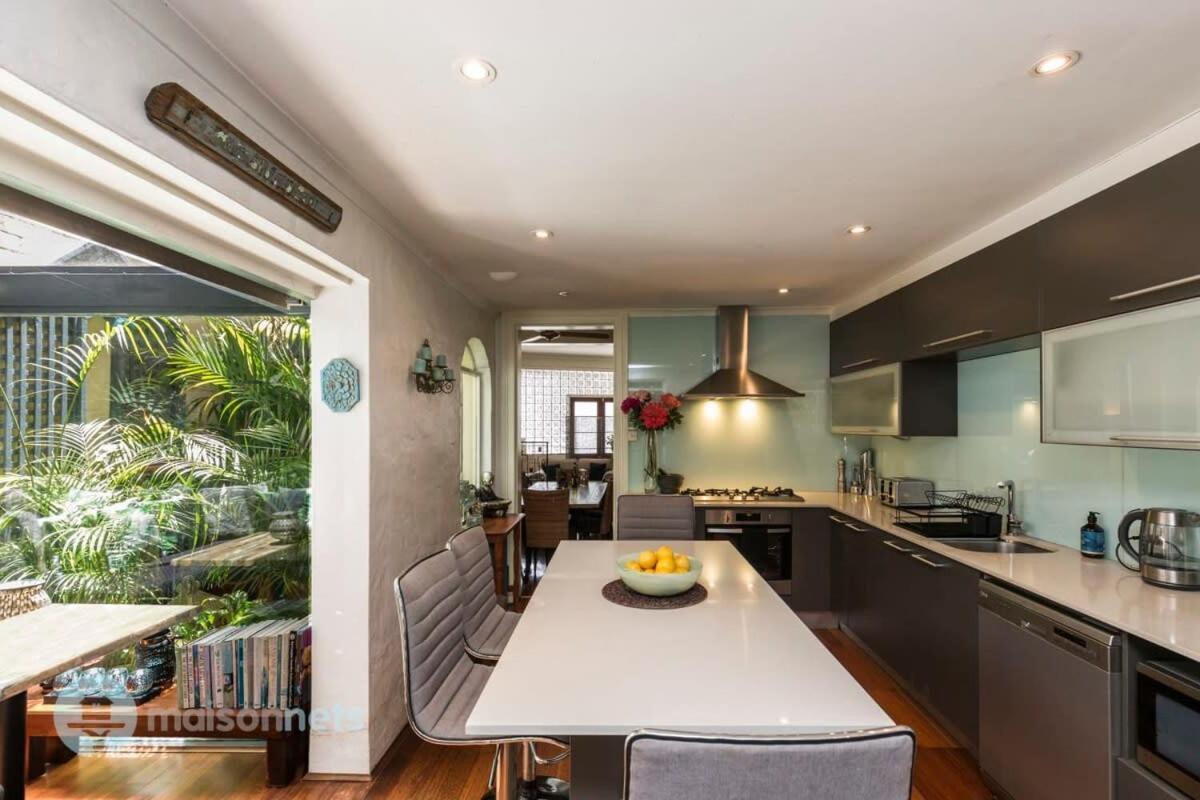 Bahay bakasyunan 3 Bedroom House With Large Courtyard & City Views Sydney