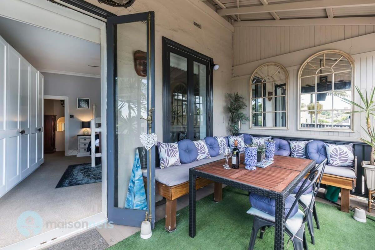 Bahay bakasyunan 3 Bedroom House With Large Courtyard & City Views *