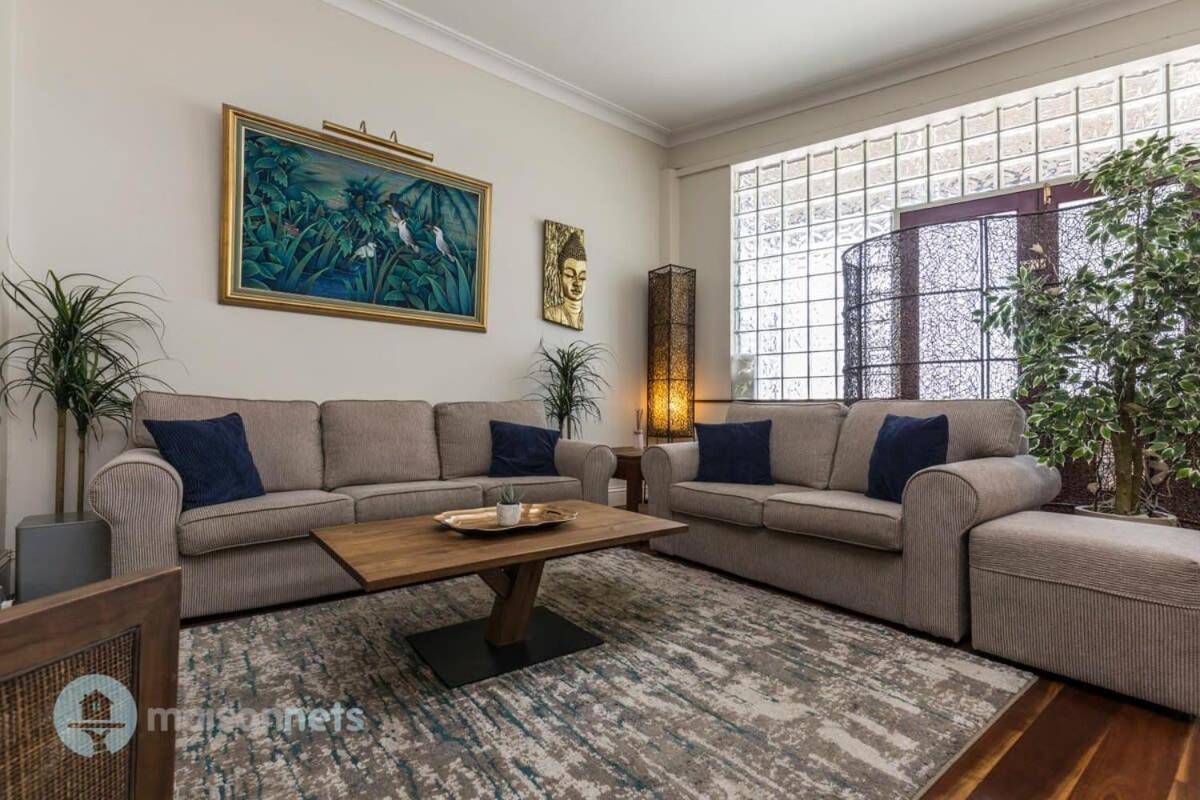 3 Bedroom House With Large Courtyard & City Views *