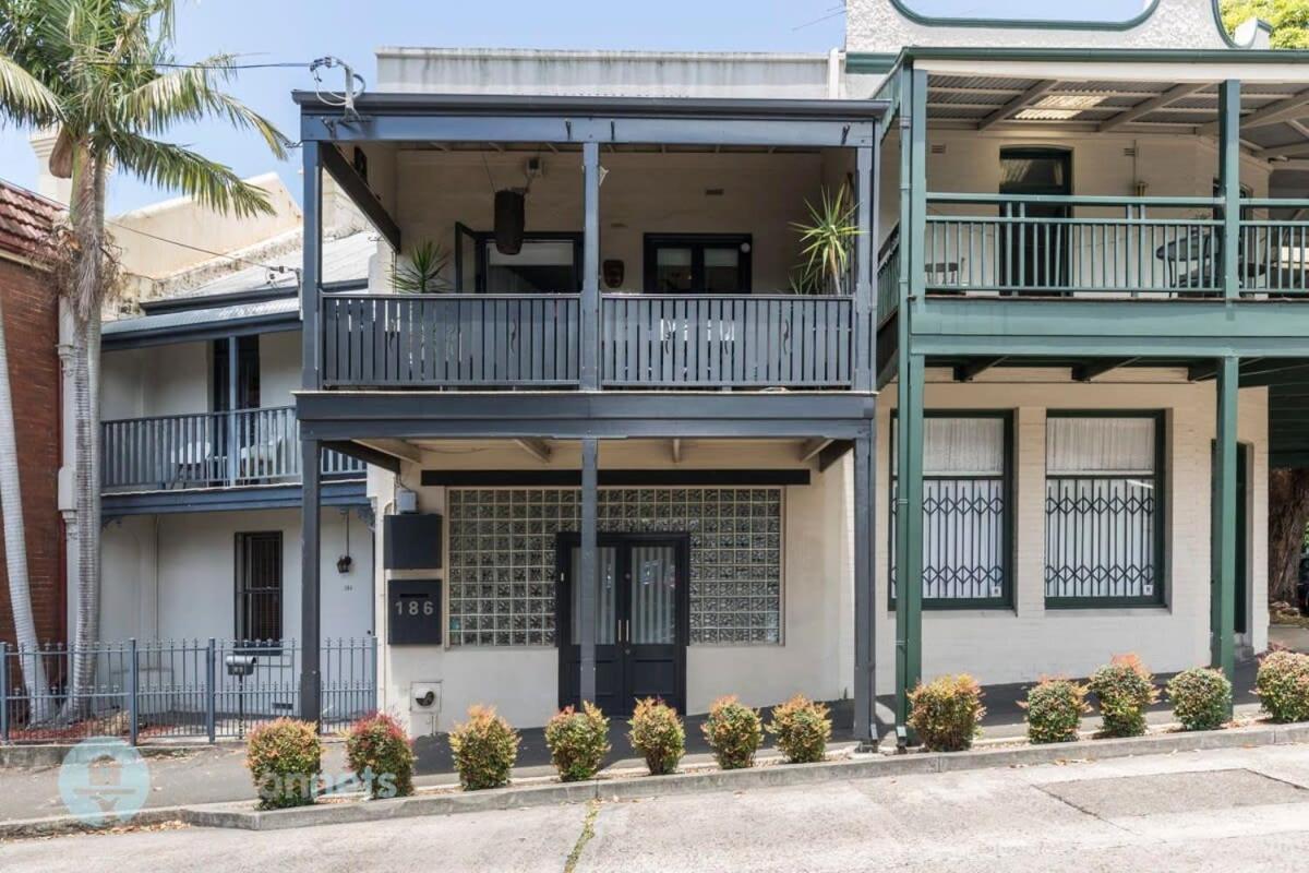 Bahay bakasyunan 3 Bedroom House With Large Courtyard & City Views Sydney
