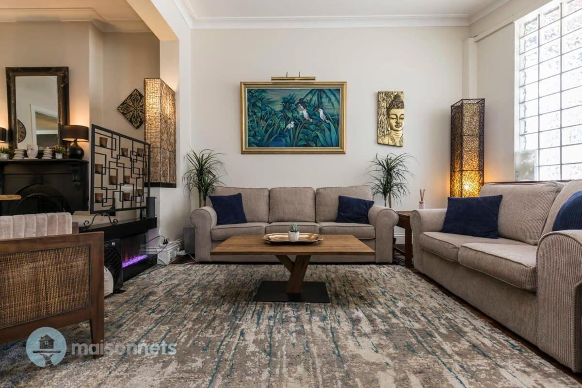 3 Bedroom House With Large Courtyard & City Views *