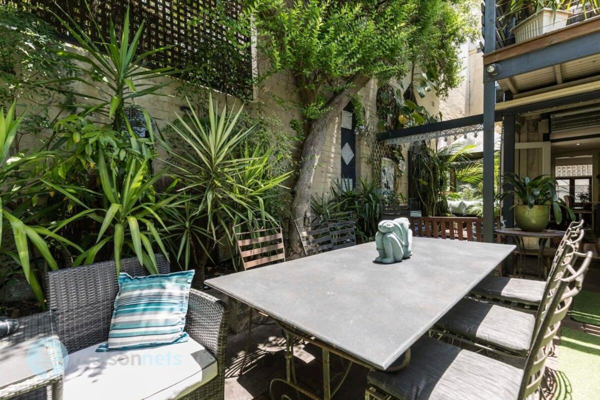Bahay bakasyunan 3 Bedroom House With Large Courtyard & City Views *