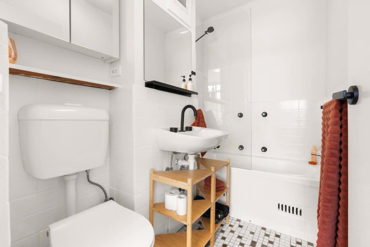 Of City-suburbs Living In Trendy Darlinghurst Apartment