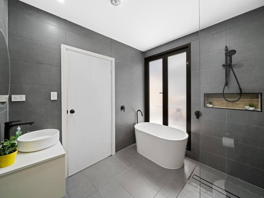 Ferienhaus 3br & Station&chinatown-5 Mins Walk