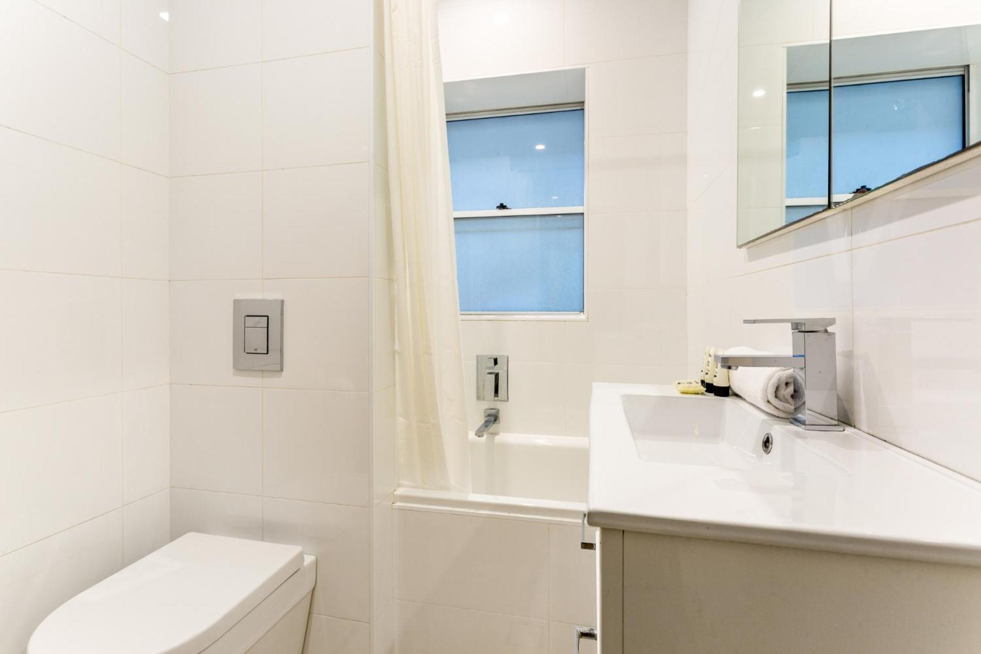 Beachside Living In Modern 2 Bedroom Apartment *