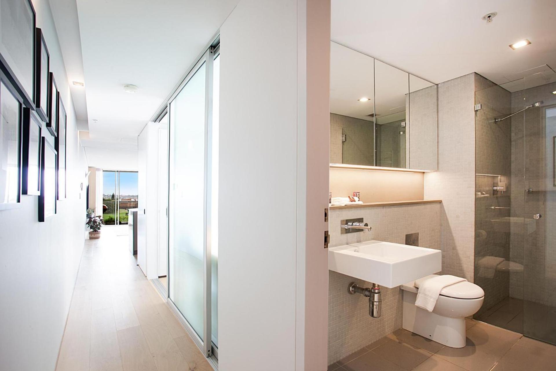 Poolside Glamour Woolloomooloo Apartment