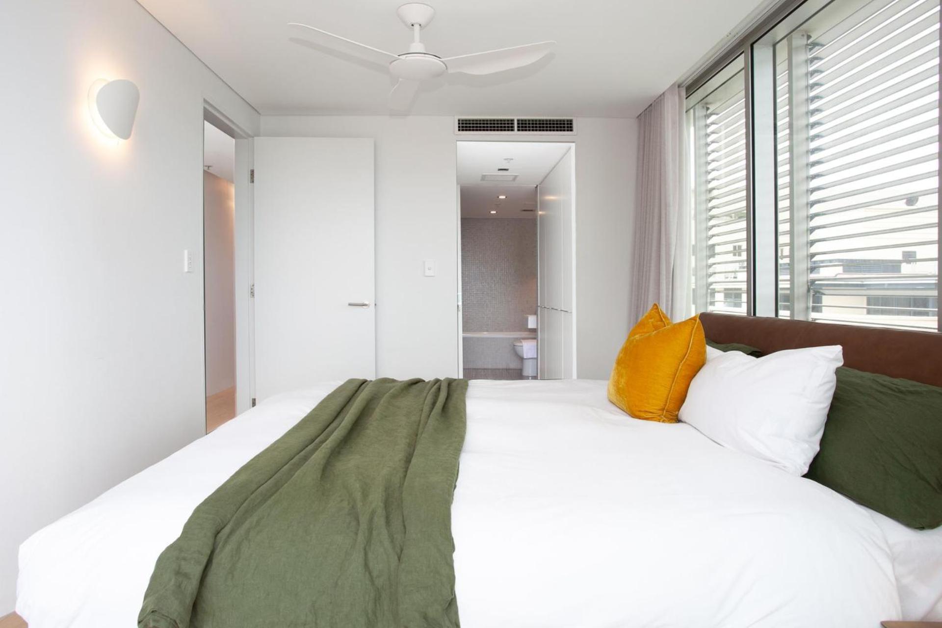 Poolside Glamour Woolloomooloo Apartment