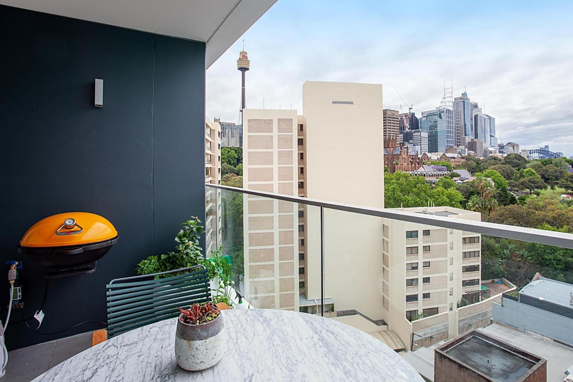 Poolside Glamour Woolloomooloo Apartment Sydney