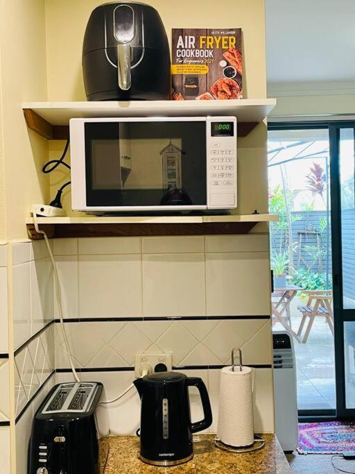 Convenient Studio With Courtyard Apartamento