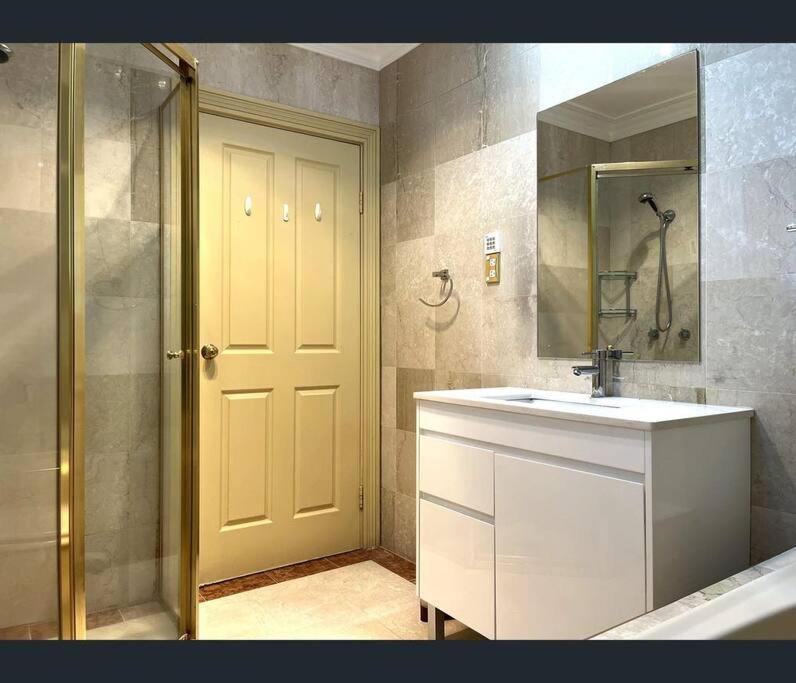 Cozy 4-bedroom Family House In Central Chatswood Villa *