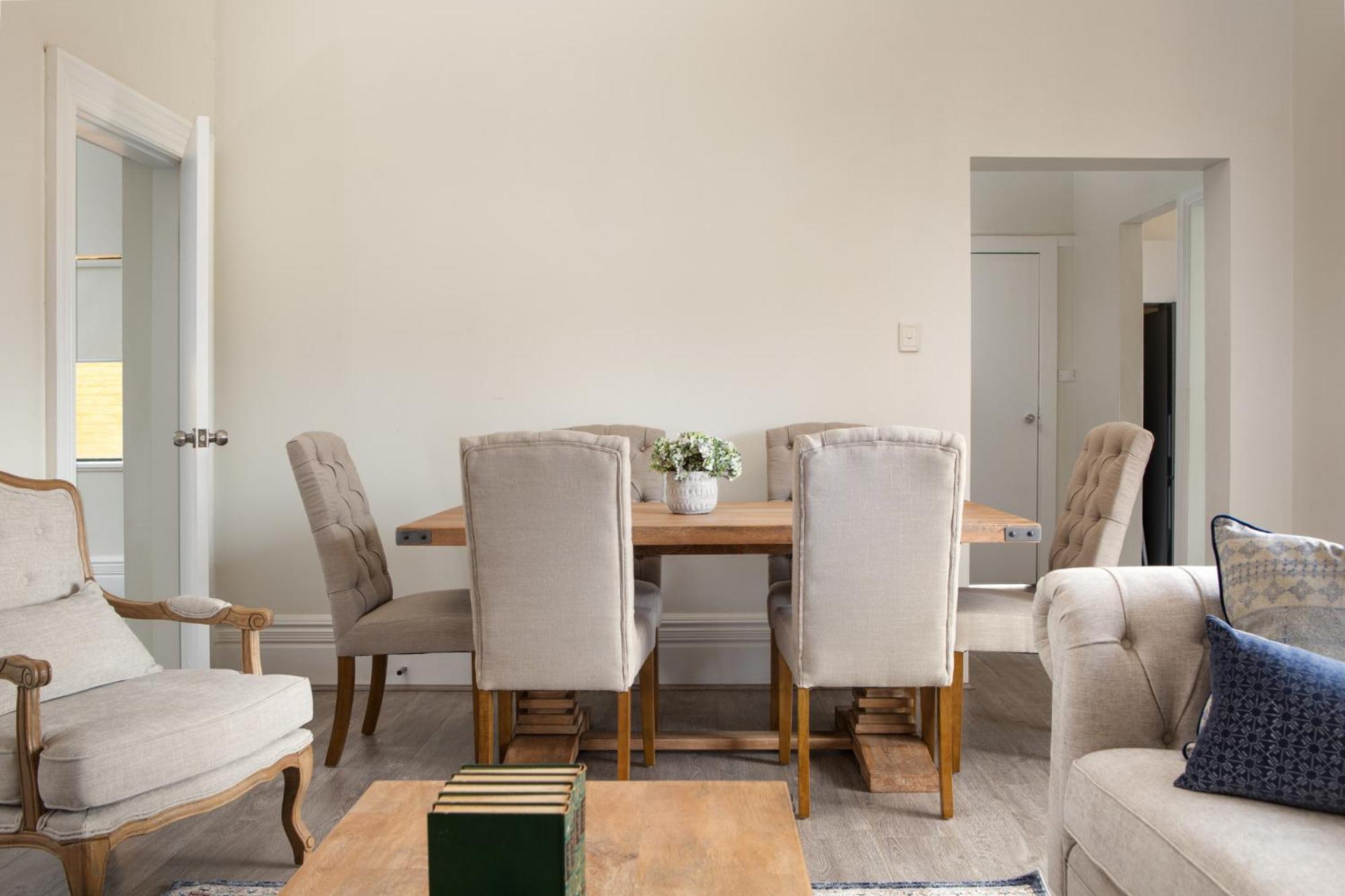Apartment 2-bed With Private Parking *