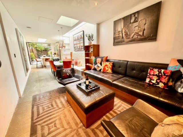 3 Storey House Walk To Fox Scg & Holiday home