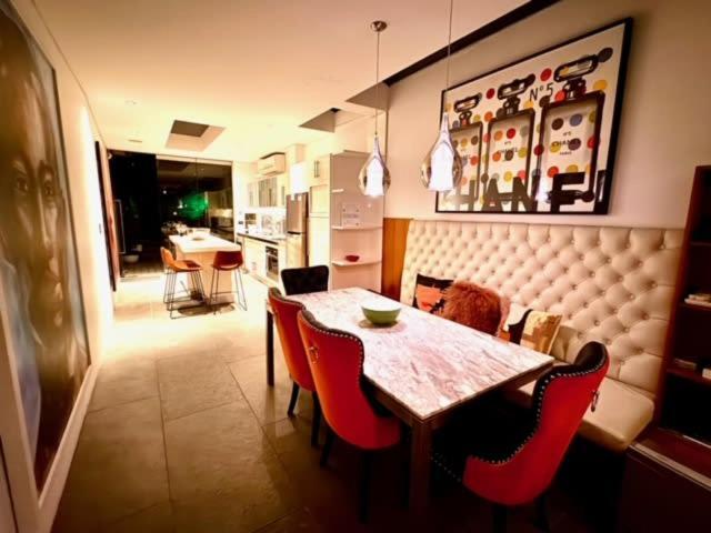 3 Storey House Walk To Fox Scg & Holiday home